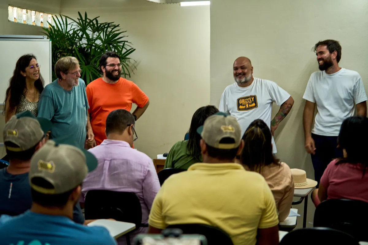 Alunos e equipe da Imersão Escola Jardins e Lagos reunidos