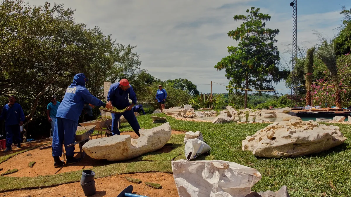 Alunos participando da construção prática de piscina natural