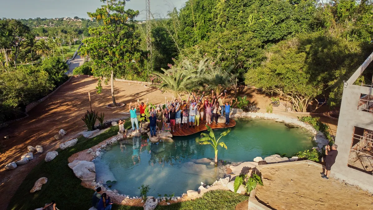 Turma da Imersão Escola Jardins e Lagos reunida ao redor do projeto finalizado